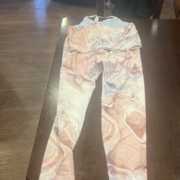 Old Navy 2 Pieces! Summer tank& leggings fits Med to Lrg. One Only Ignore Other - Picture 2 of 6